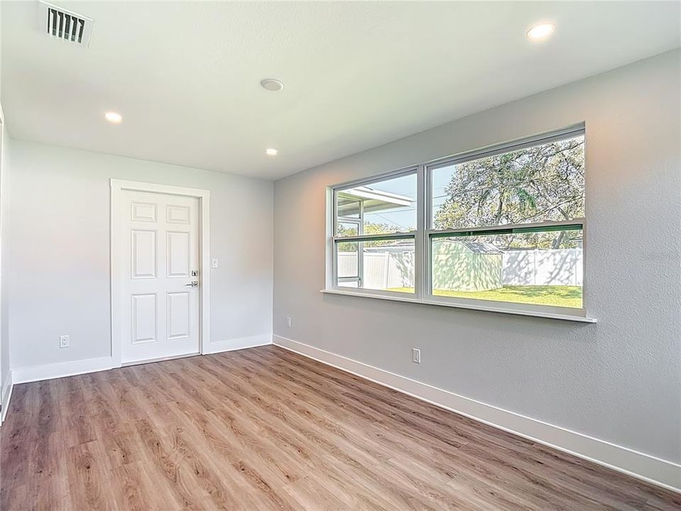 For Sale: $469,000 (2 beds, 2 baths, 1352 Square Feet)