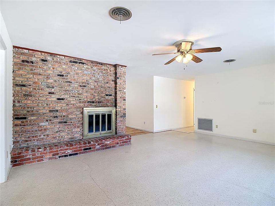 合同活跃: $329,900 (4 贝兹, 2 浴室, 1938 平方英尺)