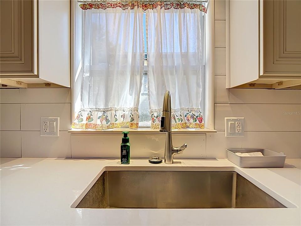 合同活跃: $329,900 (4 贝兹, 2 浴室, 1938 平方英尺)