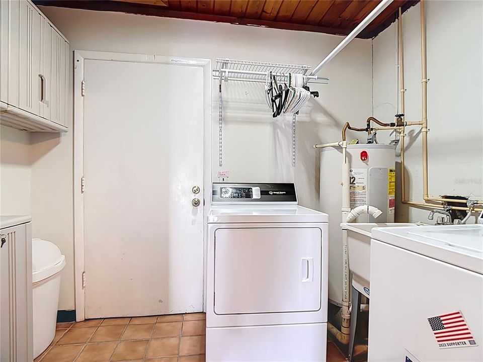 合同活跃: $329,900 (4 贝兹, 2 浴室, 1938 平方英尺)