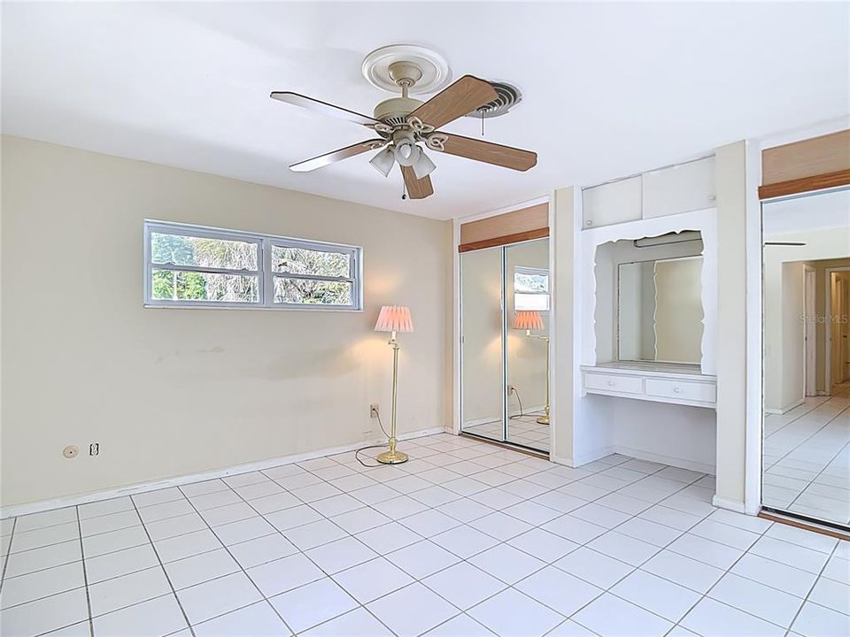 合同活跃: $329,900 (4 贝兹, 2 浴室, 1938 平方英尺)