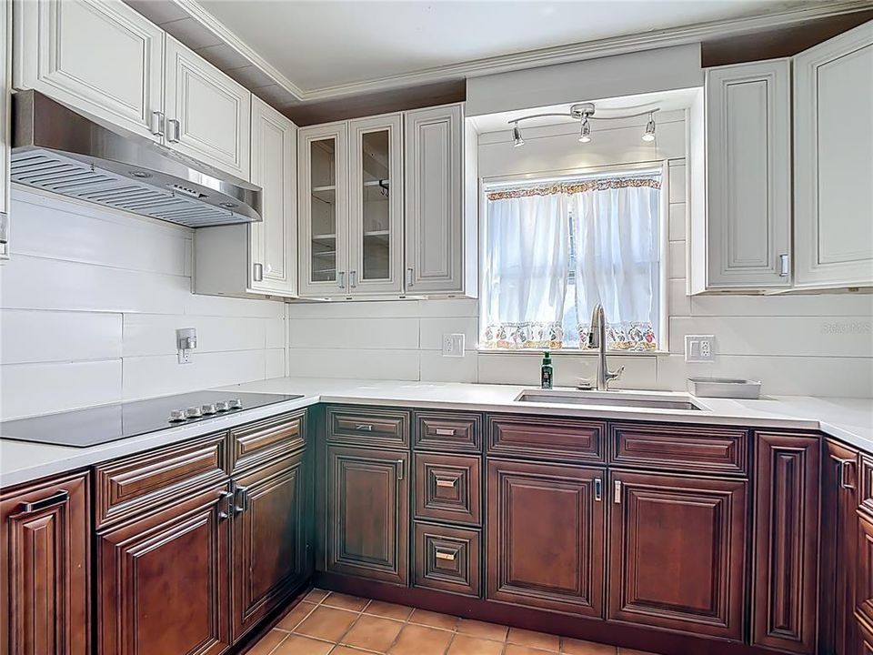 合同活跃: $329,900 (4 贝兹, 2 浴室, 1938 平方英尺)