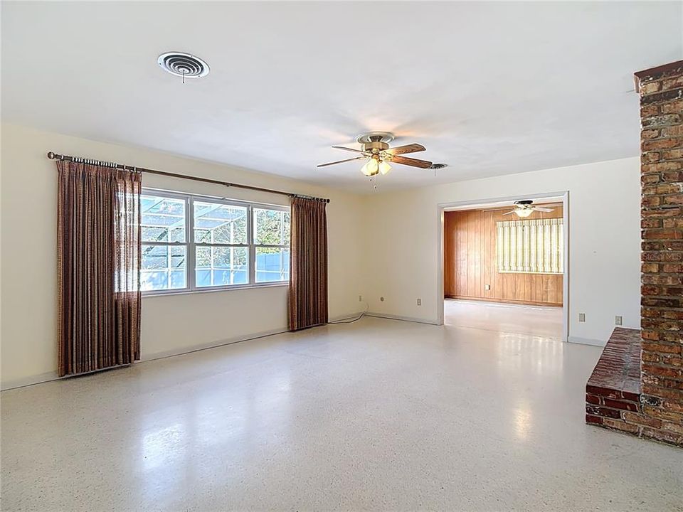 合同活跃: $329,900 (4 贝兹, 2 浴室, 1938 平方英尺)