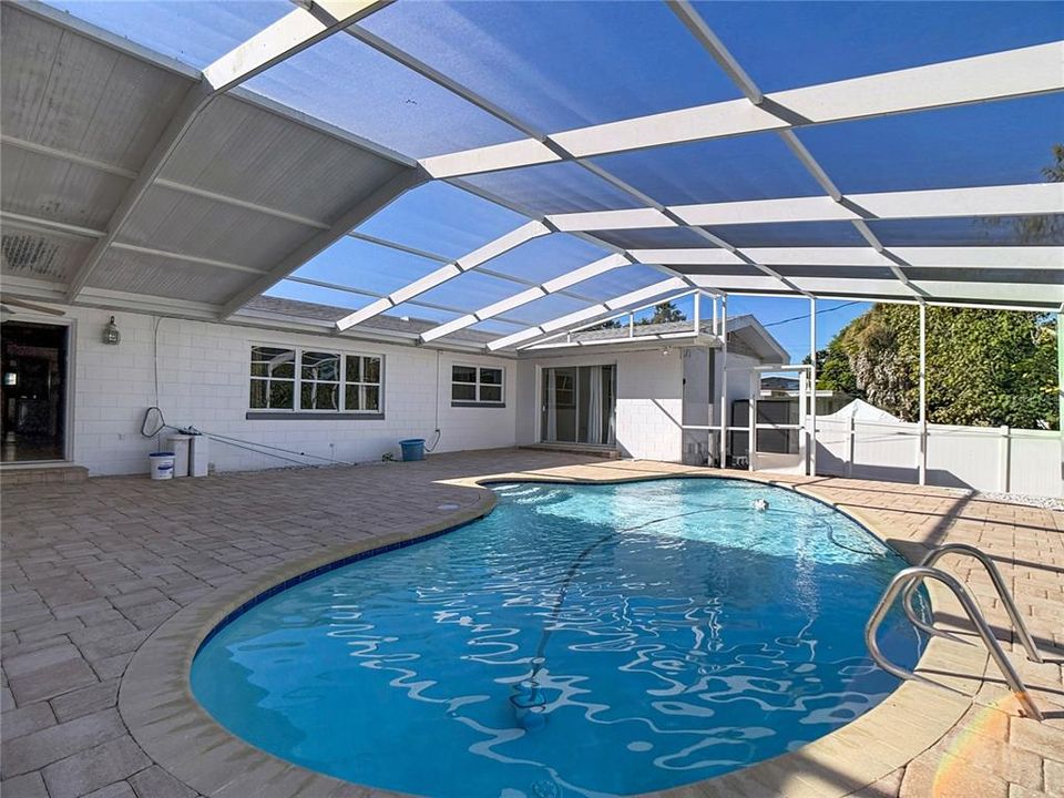 合同活跃: $329,900 (4 贝兹, 2 浴室, 1938 平方英尺)