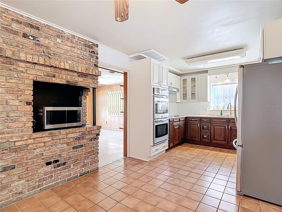 合同活跃: $329,900 (4 贝兹, 2 浴室, 1938 平方英尺)