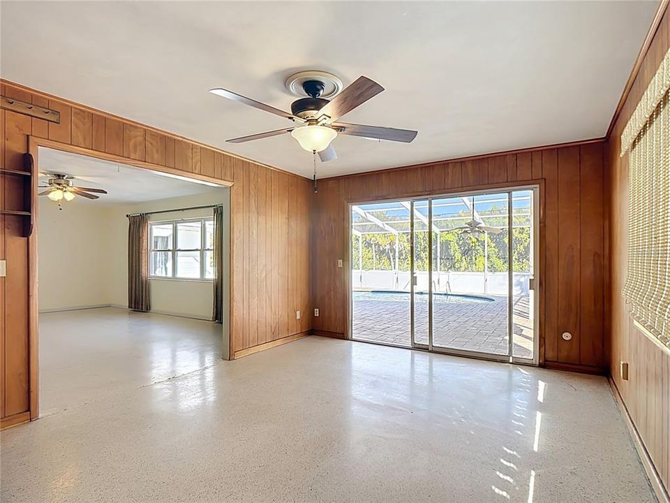 合同活跃: $329,900 (4 贝兹, 2 浴室, 1938 平方英尺)