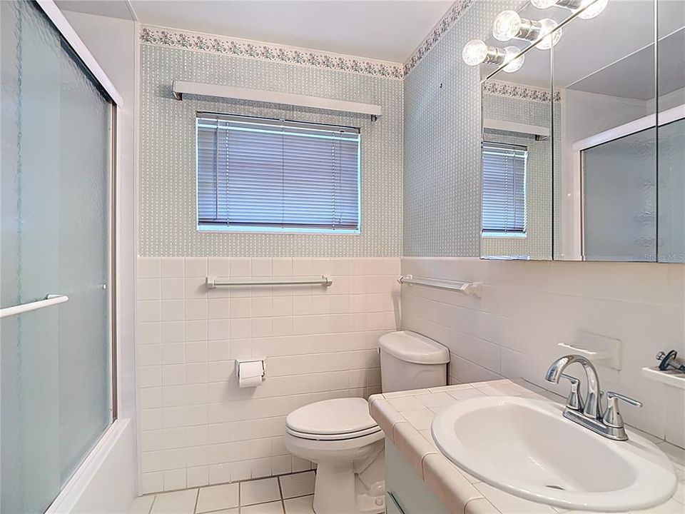 合同活跃: $329,900 (4 贝兹, 2 浴室, 1938 平方英尺)