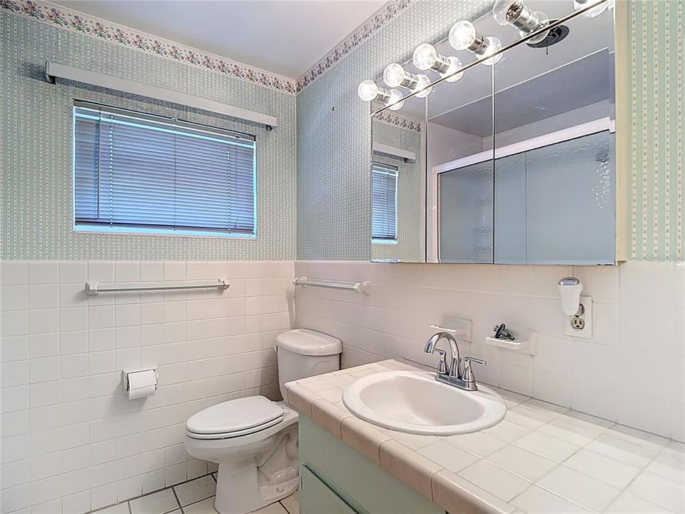 合同活跃: $329,900 (4 贝兹, 2 浴室, 1938 平方英尺)