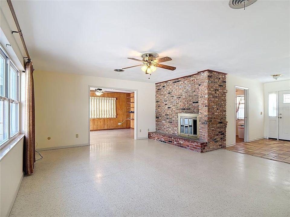 合同活跃: $329,900 (4 贝兹, 2 浴室, 1938 平方英尺)