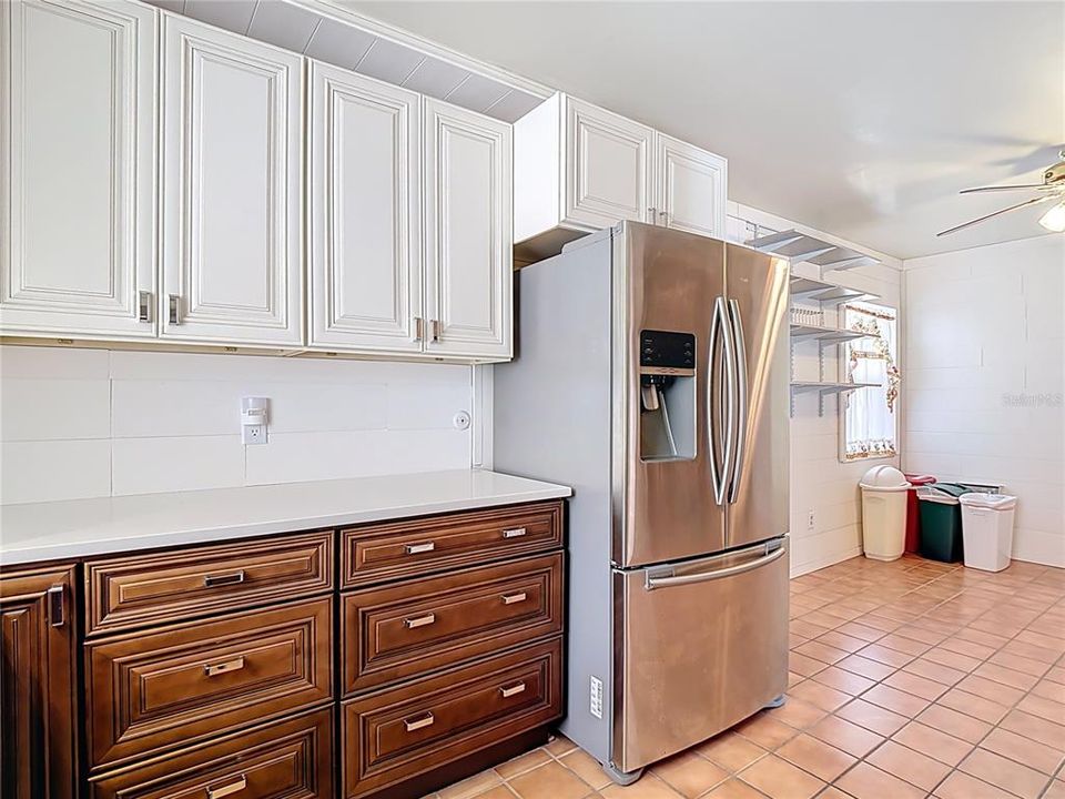 合同活跃: $329,900 (4 贝兹, 2 浴室, 1938 平方英尺)