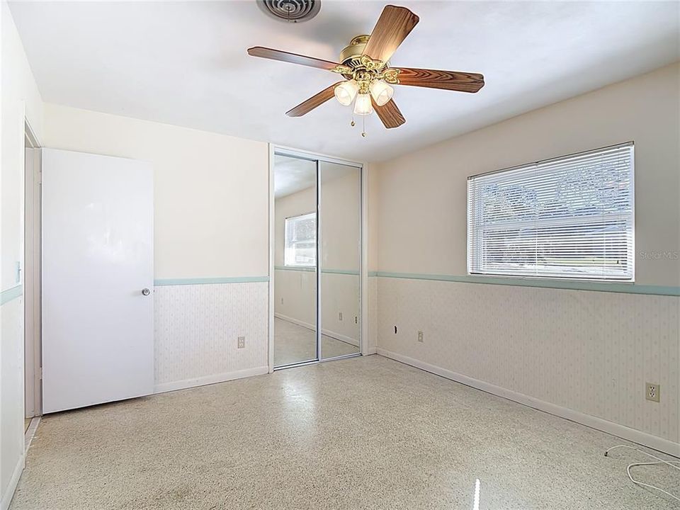 合同活跃: $329,900 (4 贝兹, 2 浴室, 1938 平方英尺)