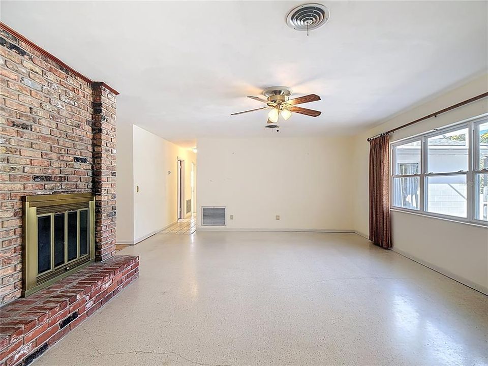 合同活跃: $329,900 (4 贝兹, 2 浴室, 1938 平方英尺)