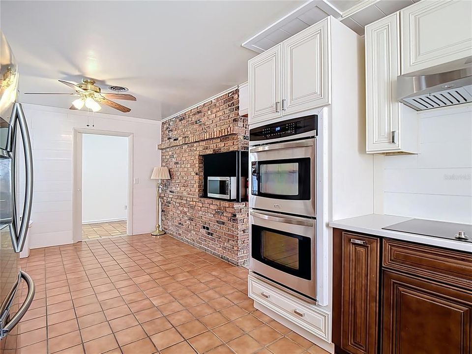 合同活跃: $329,900 (4 贝兹, 2 浴室, 1938 平方英尺)