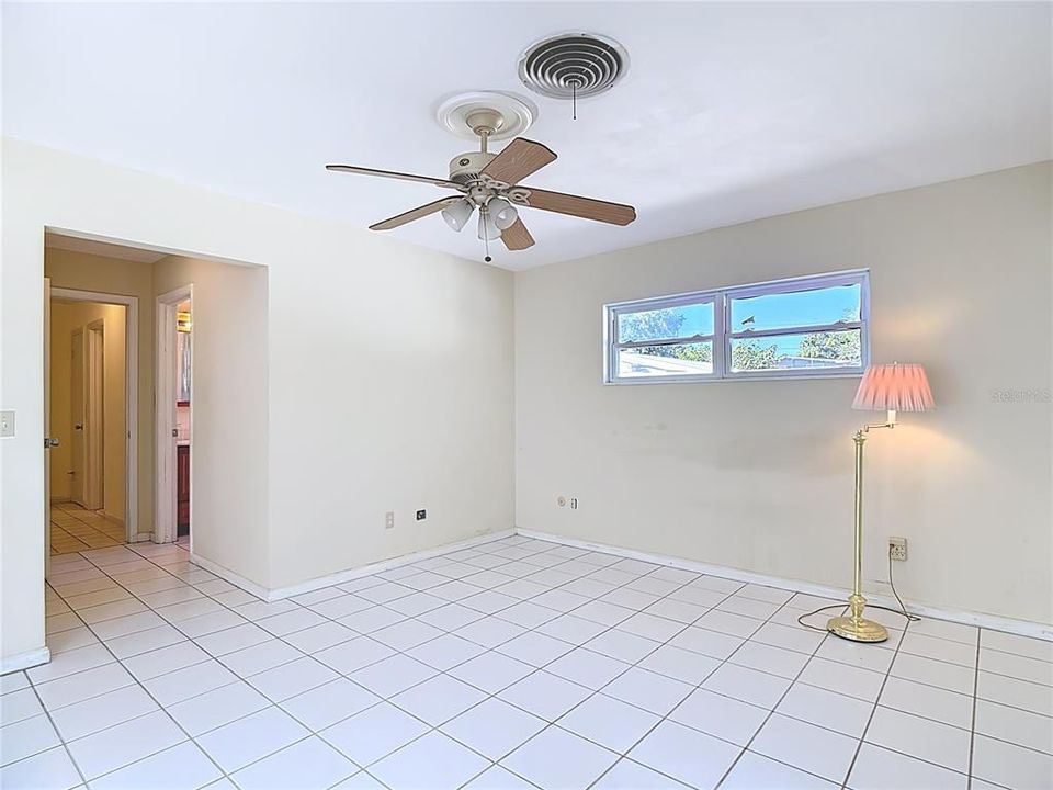 合同活跃: $329,900 (4 贝兹, 2 浴室, 1938 平方英尺)