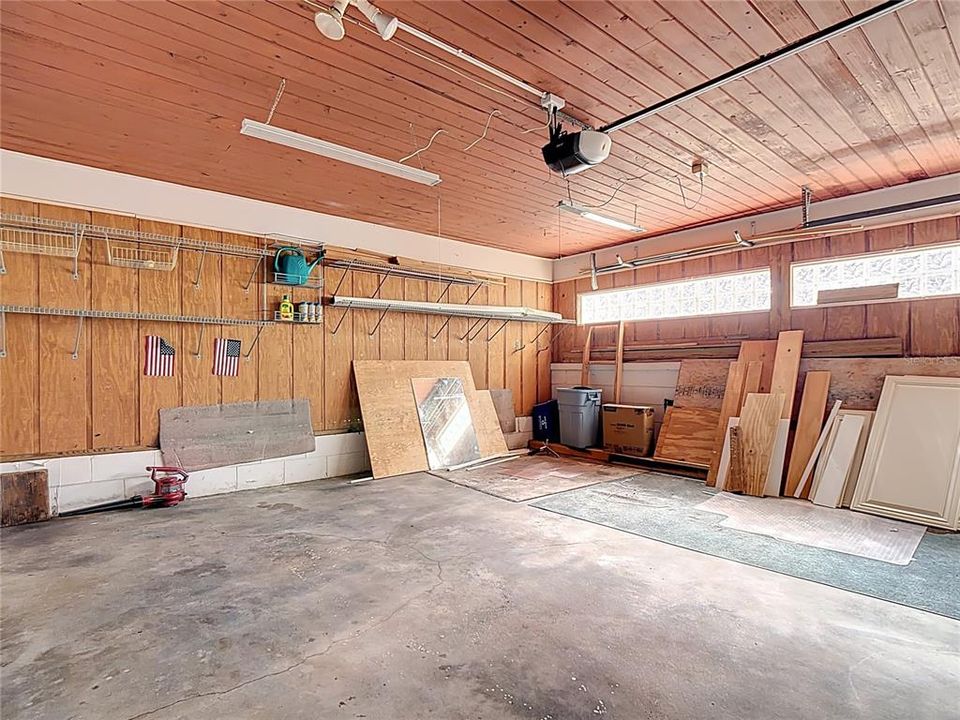 合同活跃: $329,900 (4 贝兹, 2 浴室, 1938 平方英尺)