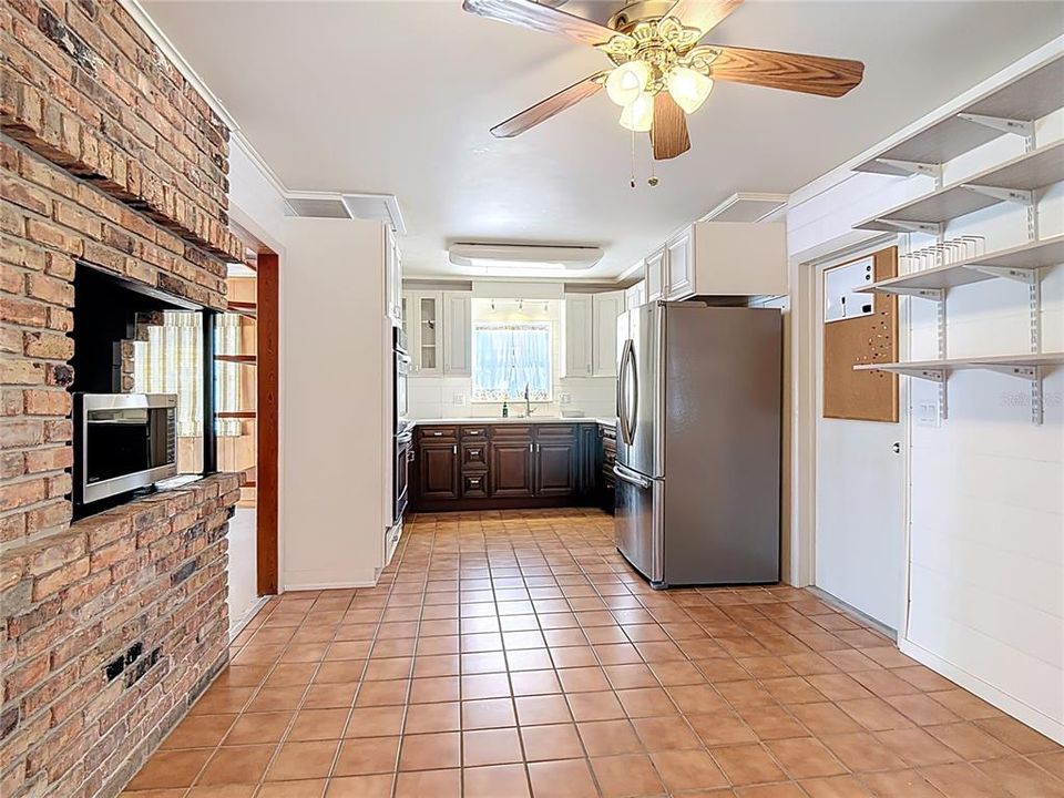 合同活跃: $329,900 (4 贝兹, 2 浴室, 1938 平方英尺)