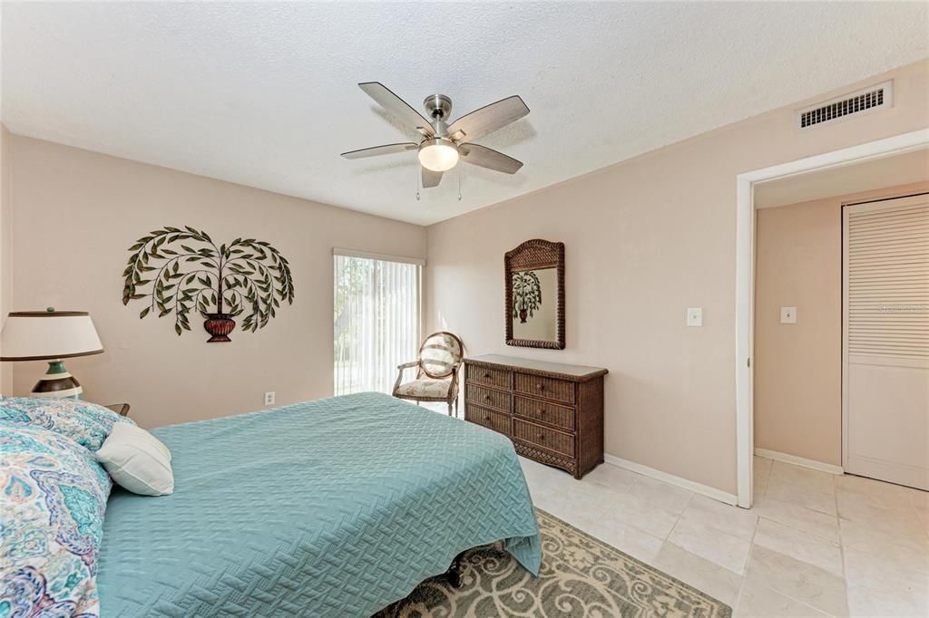 For Sale: $105,000 (2 beds, 2 baths, 993 Square Feet)