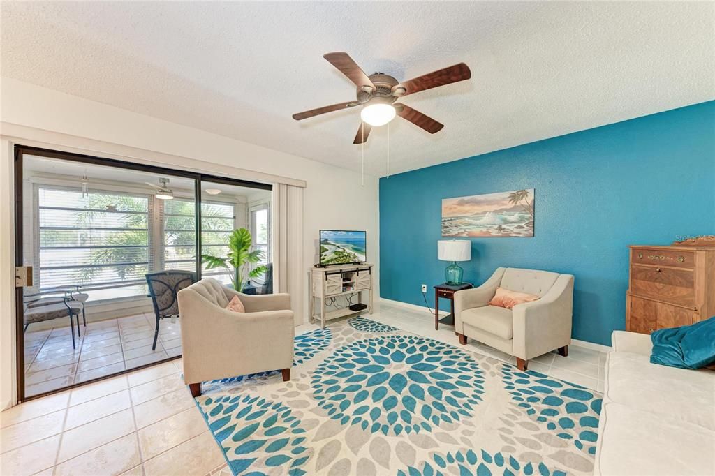 For Sale: $105,000 (2 beds, 2 baths, 993 Square Feet)