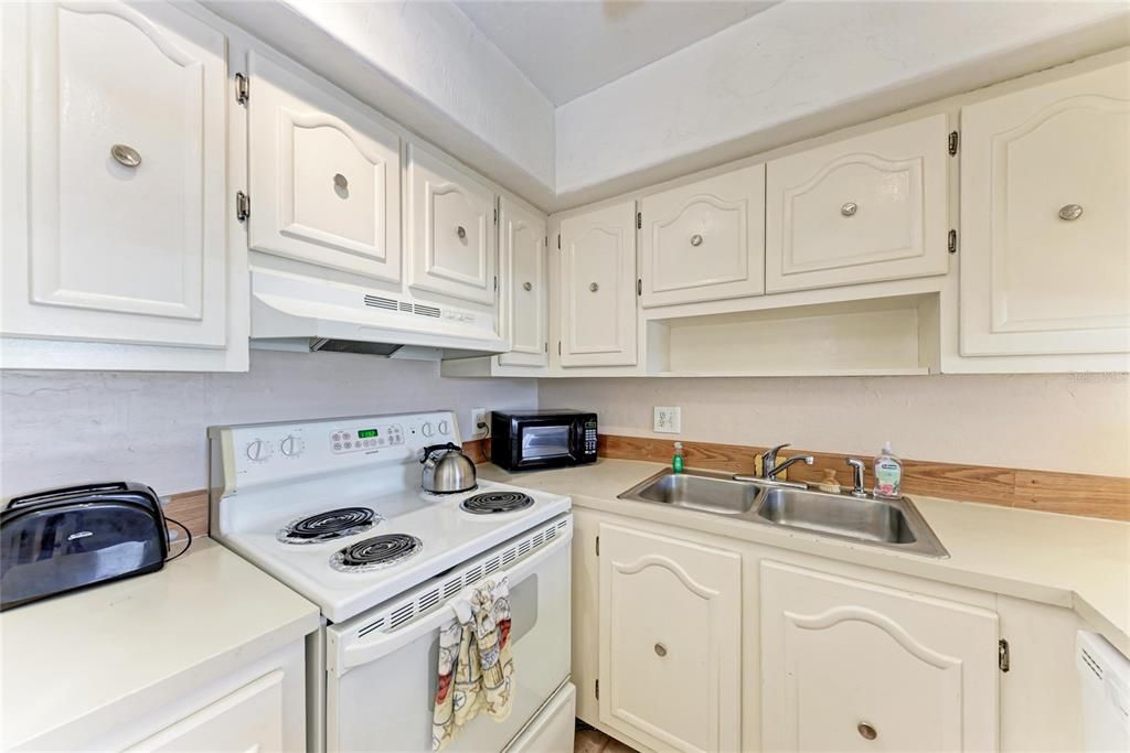 For Sale: $105,000 (2 beds, 2 baths, 993 Square Feet)