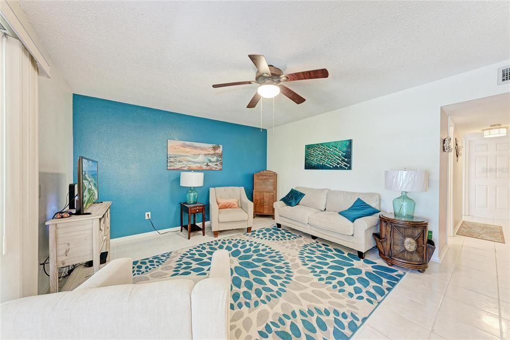 For Sale: $105,000 (2 beds, 2 baths, 993 Square Feet)