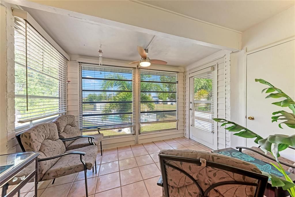 For Sale: $105,000 (2 beds, 2 baths, 993 Square Feet)