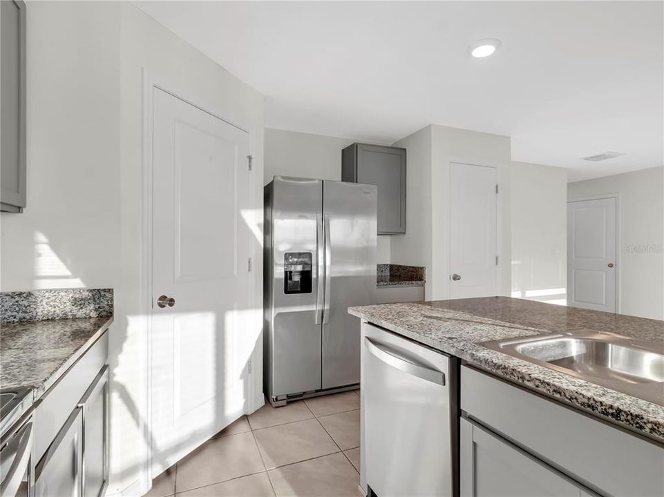 出租: $2,150 (3 贝兹, 2 浴室, 1961 平方英尺)