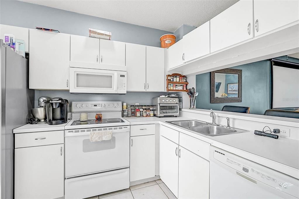 На продажу: $215,000 (2 спален, 2 ванн, 1080 Квадратных фут)