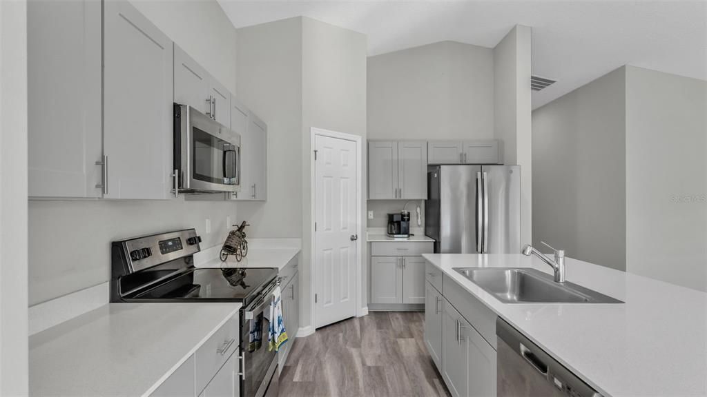 На продажу: $429,000 (4 спален, 2 ванн, 1854 Квадратных фут)