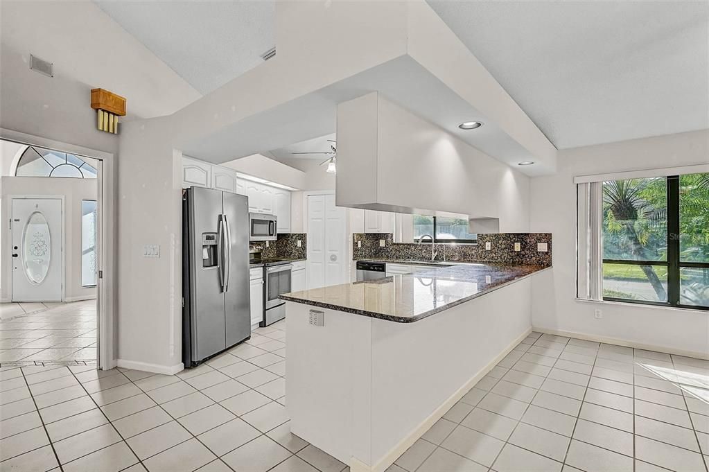 Activo con contrato: $565,000 (3 camas, 2 baños, 2540 Pies cuadrados)