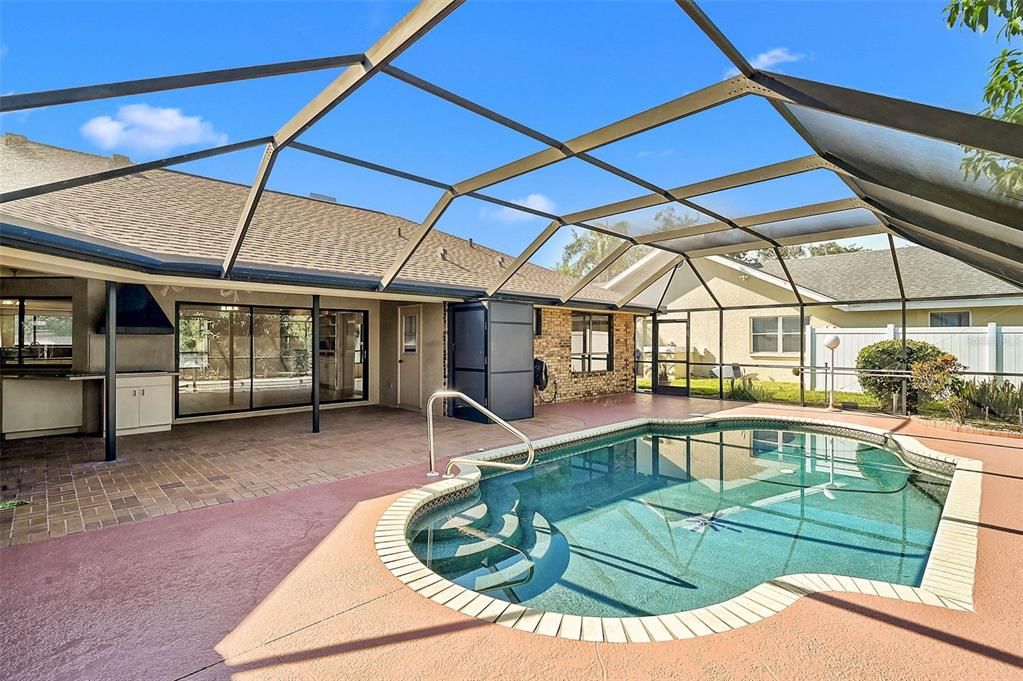 Activo con contrato: $565,000 (3 camas, 2 baños, 2540 Pies cuadrados)