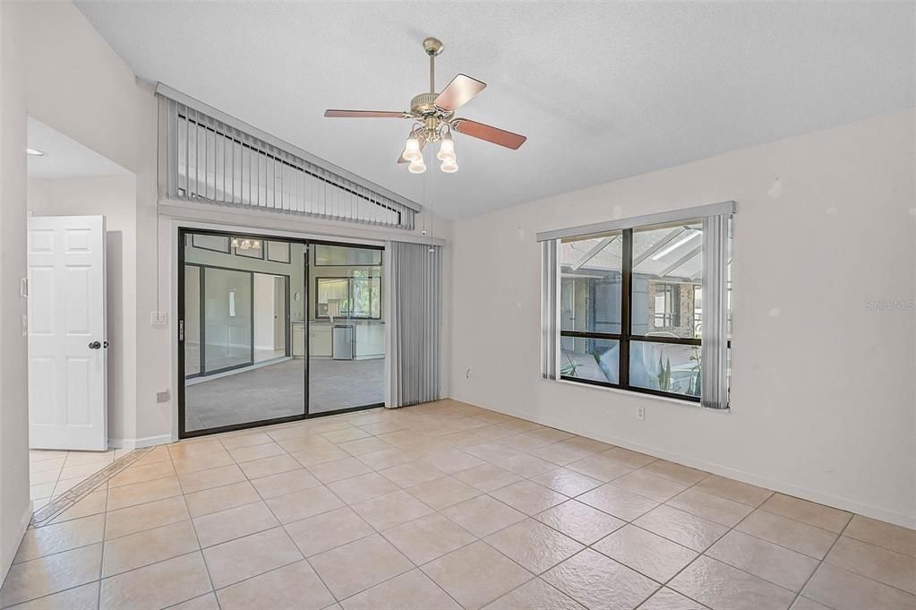 Activo con contrato: $565,000 (3 camas, 2 baños, 2540 Pies cuadrados)