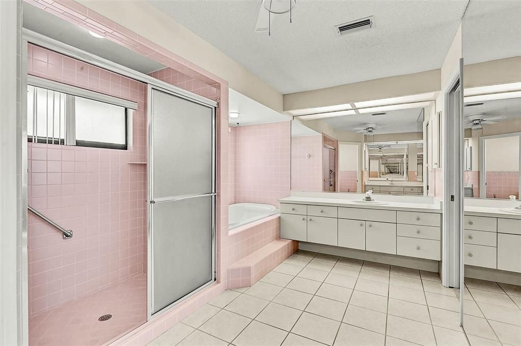 Activo con contrato: $565,000 (3 camas, 2 baños, 2540 Pies cuadrados)