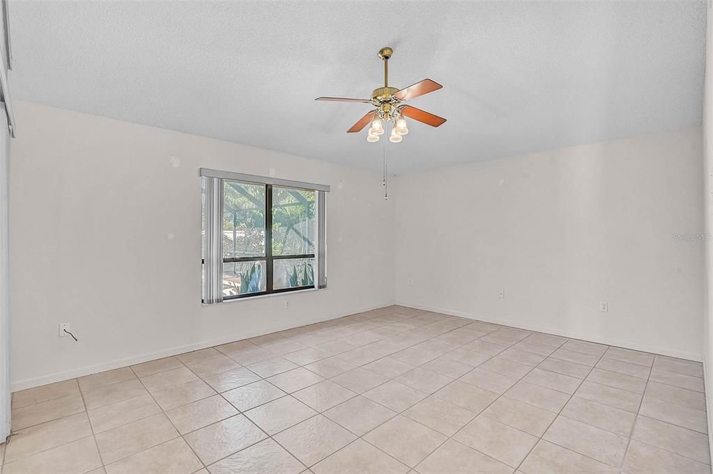 Activo con contrato: $565,000 (3 camas, 2 baños, 2540 Pies cuadrados)