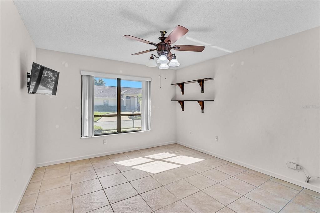 Activo con contrato: $565,000 (3 camas, 2 baños, 2540 Pies cuadrados)