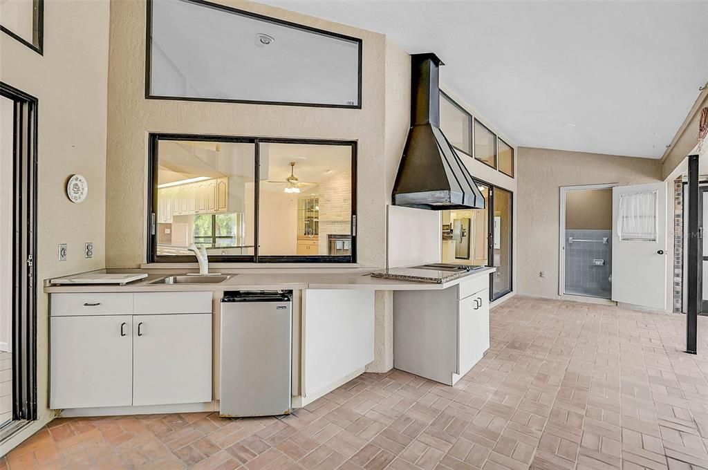 Activo con contrato: $565,000 (3 camas, 2 baños, 2540 Pies cuadrados)