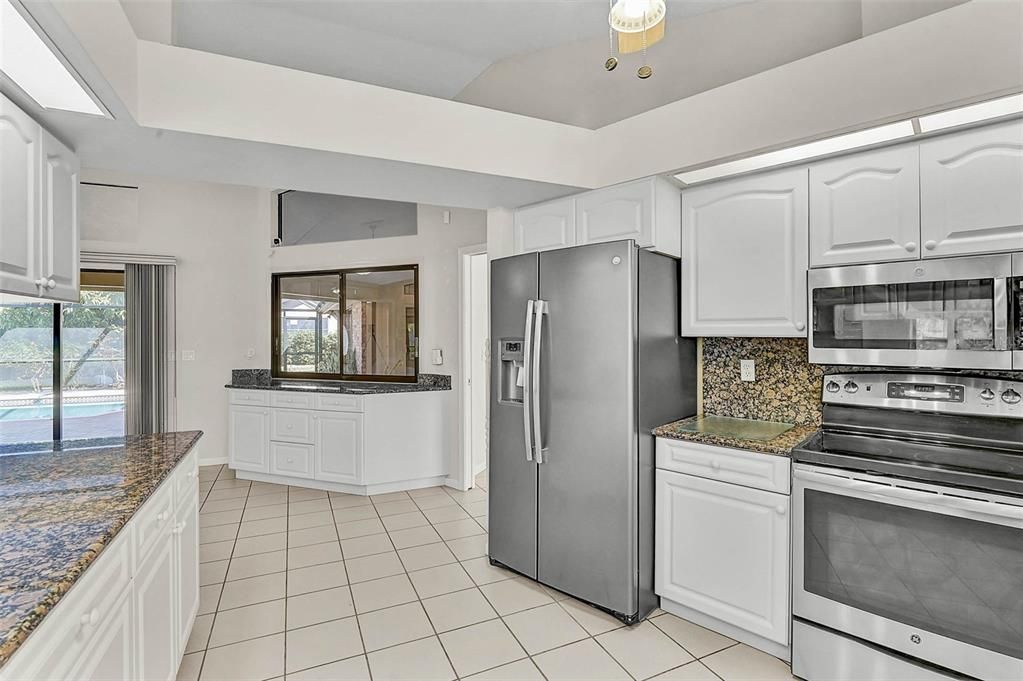 Activo con contrato: $565,000 (3 camas, 2 baños, 2540 Pies cuadrados)