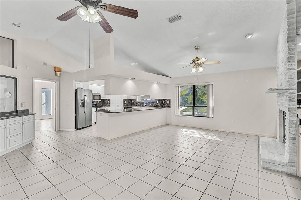 Activo con contrato: $565,000 (3 camas, 2 baños, 2540 Pies cuadrados)