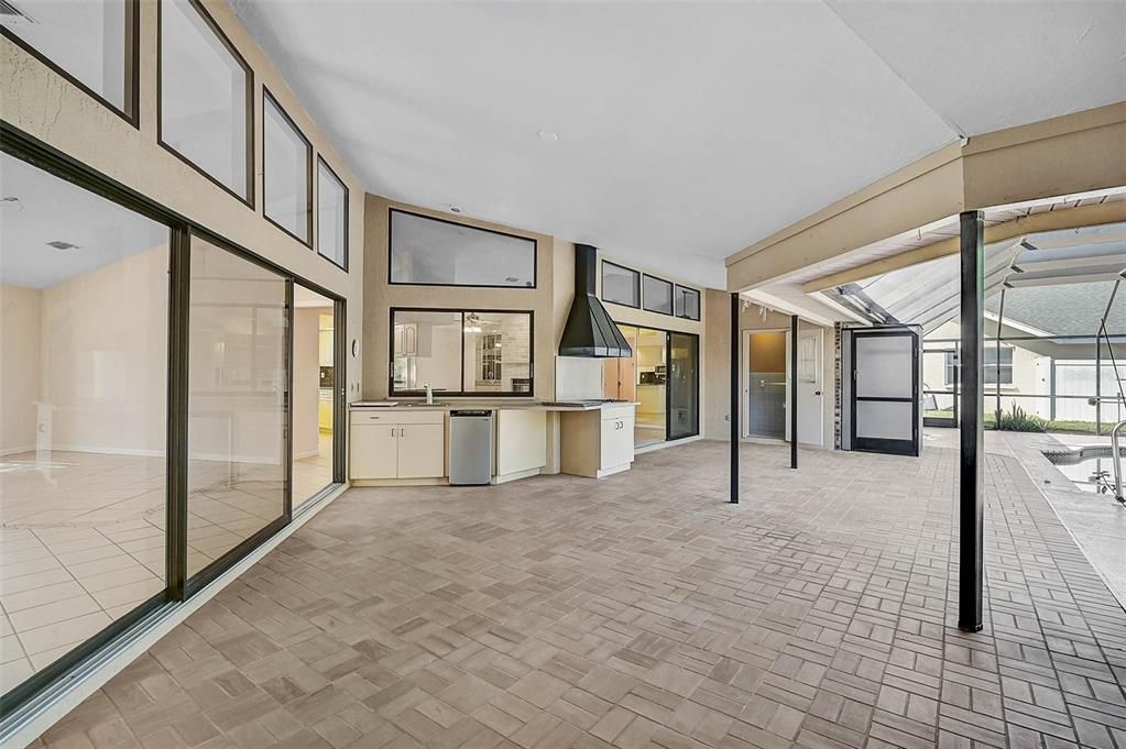 Activo con contrato: $565,000 (3 camas, 2 baños, 2540 Pies cuadrados)