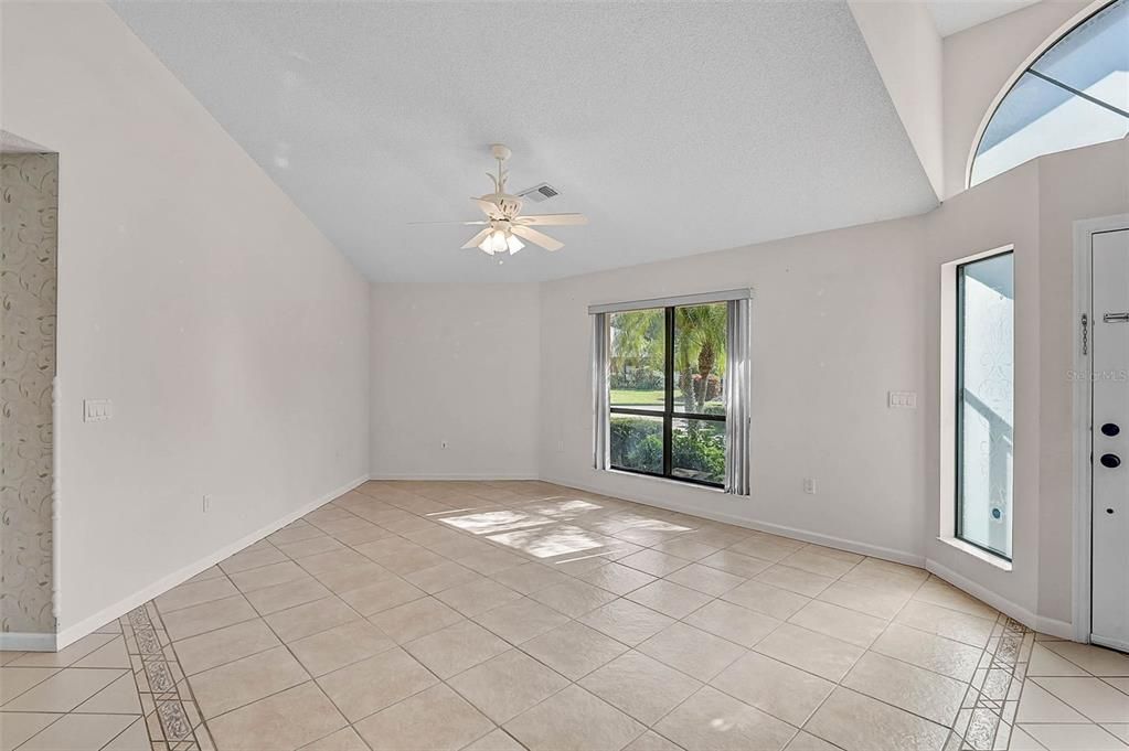 Activo con contrato: $565,000 (3 camas, 2 baños, 2540 Pies cuadrados)