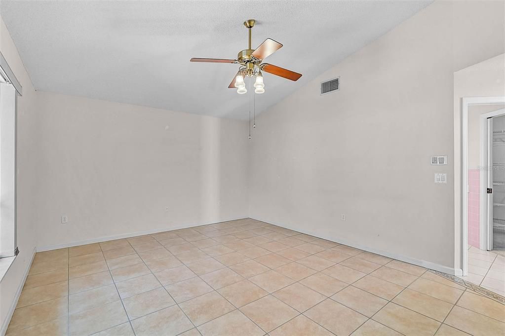 Activo con contrato: $565,000 (3 camas, 2 baños, 2540 Pies cuadrados)