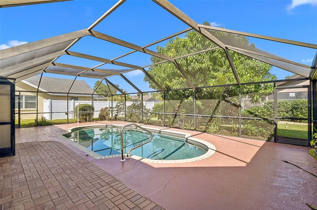 Activo con contrato: $565,000 (3 camas, 2 baños, 2540 Pies cuadrados)