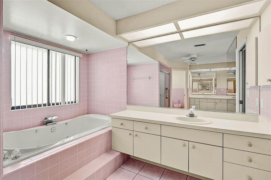 Activo con contrato: $565,000 (3 camas, 2 baños, 2540 Pies cuadrados)