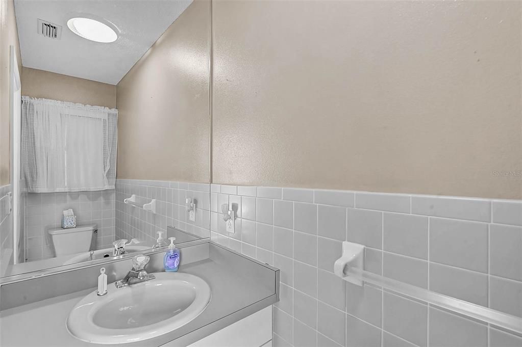 Activo con contrato: $565,000 (3 camas, 2 baños, 2540 Pies cuadrados)