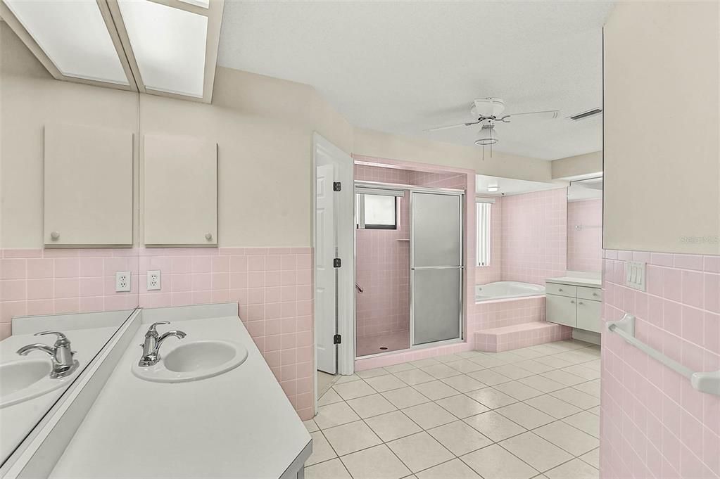 Activo con contrato: $565,000 (3 camas, 2 baños, 2540 Pies cuadrados)