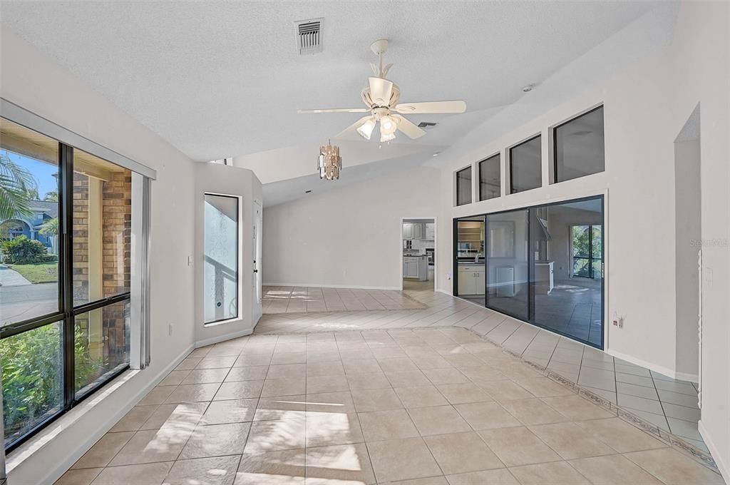 Activo con contrato: $565,000 (3 camas, 2 baños, 2540 Pies cuadrados)