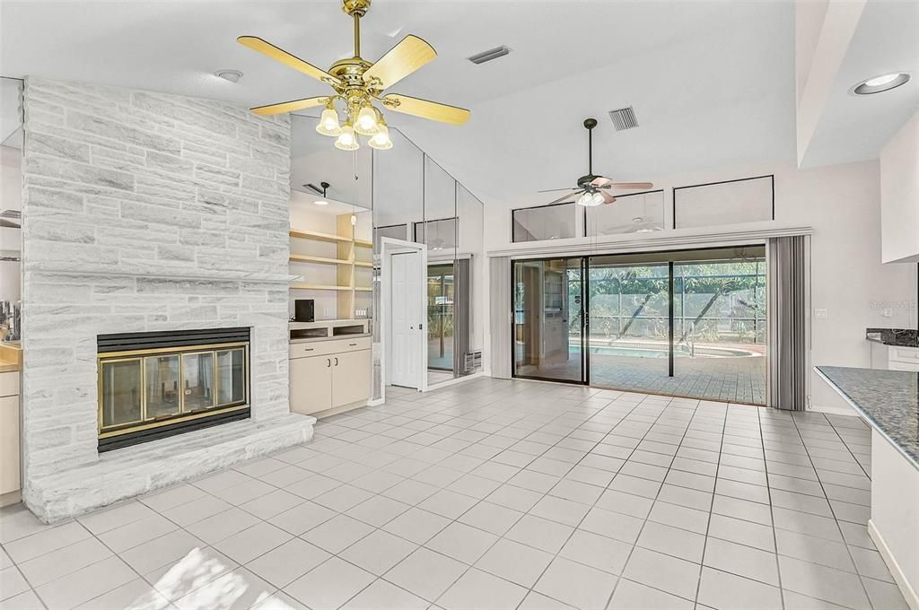 Activo con contrato: $565,000 (3 camas, 2 baños, 2540 Pies cuadrados)