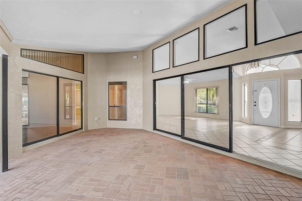 Activo con contrato: $565,000 (3 camas, 2 baños, 2540 Pies cuadrados)