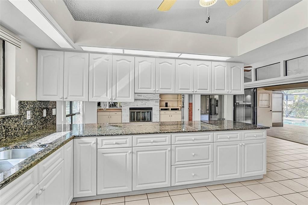 Activo con contrato: $565,000 (3 camas, 2 baños, 2540 Pies cuadrados)