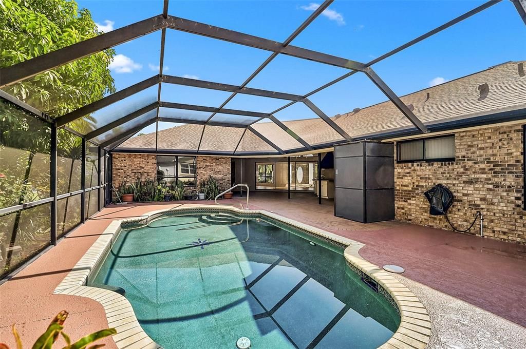 Activo con contrato: $565,000 (3 camas, 2 baños, 2540 Pies cuadrados)