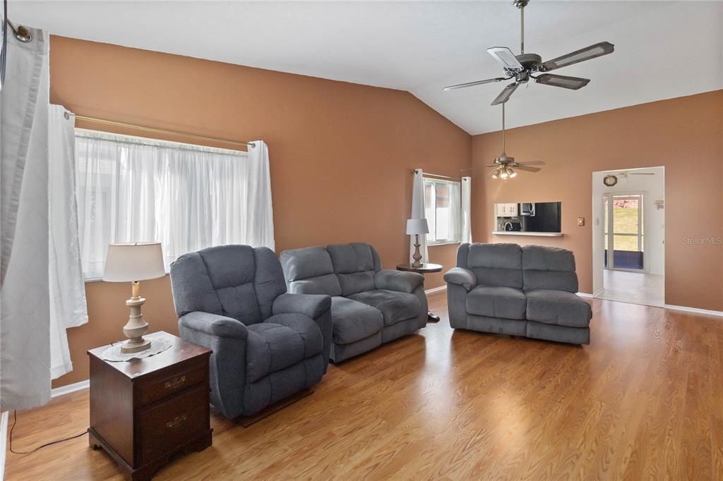 合同活跃: $300,000 (3 贝兹, 2 浴室, 1216 平方英尺)